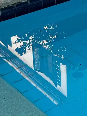 a reflection of a swimming pool in the water at La Casa de Casa Estréla in Loulé