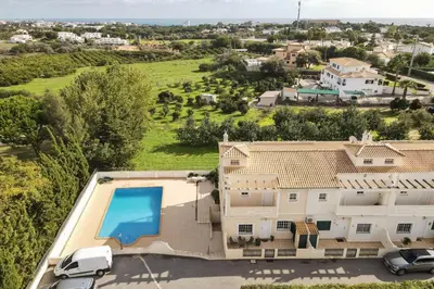 an aerial view of a house with a swimming pool at Villa Nascente Balaia in Branqueira