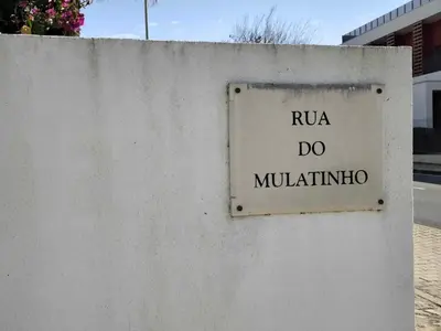 a sign on a wall that reads rua do motivatio at Albufeira INN - Mulatinho V3 in Olhos de Água