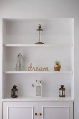 a white shelf with a dream sign on it at Ma Vie La in Vale de Carros