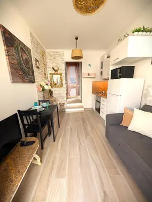 a living room with a couch and a table at Grand Studio 31 in Faro