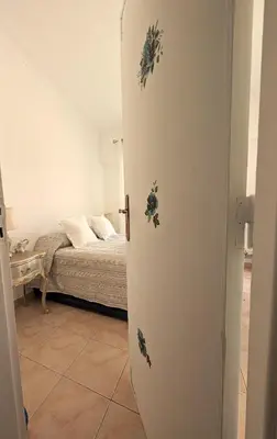 a bedroom with a bed and a door with flowers on it at Grand Studio 31 in Faro