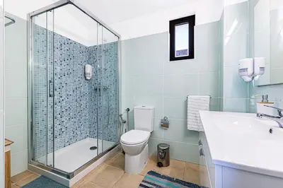 a bathroom with a shower and a toilet and a sink at Studio avec vue mer et piscine Algarve Portugal in Albufeira