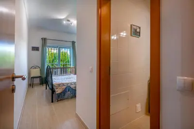a hallway with a door leading to a room at Apart Encosta S Jose - Piscina - Estacionamento in Guia