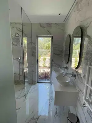 a bathroom with two sinks and a large mirror at Lakes 24 - Av Praia da Falésia in Quarteira