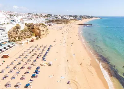 an overhead view of a beach with people and the ocean at Appartement Talia in Albufeira