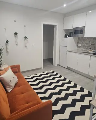 a living room with a couch and a kitchen at Oldtown Nightlife in Faro