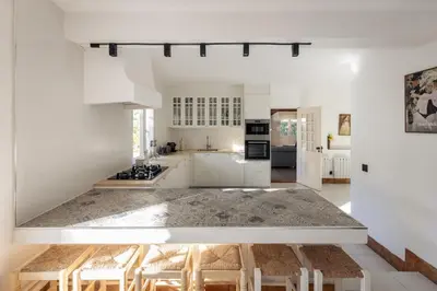 a living room with a couch and a table at Quinta do Lago, Charme e Luxo no Centro da Quinta do Lago, 5 Quartos in Quinta do Lago