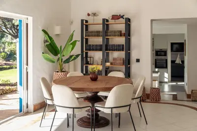 a kitchen and dining room with a table and chairs at Quinta do Lago, Charme e Luxo no Centro da Quinta do Lago, 5 Quartos in Quinta do Lago