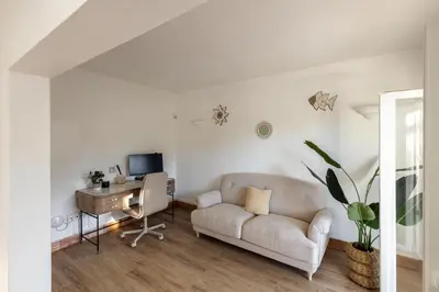 a living room with a couch and a bed and a window at Quinta do Lago, Charme e Luxo no Centro da Quinta do Lago, 5 Quartos in Quinta do Lago