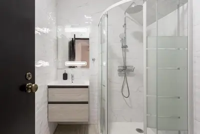 a bathroom with a glass shower and a sink at Estúdio 21 em Santa Bárbara de Nexe - Faro in Santa Bárbara de Nexe