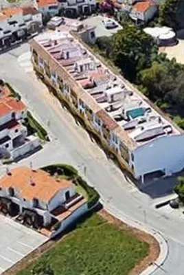 an overhead view of a parking lot with buildings at Apartamento 5 min a pé da praia, com terraço ao sol, no 1º andar in Quarteira