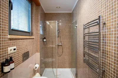 a bathroom with a shower and a toilet in it at Apartamento Vitoria in Vilamoura