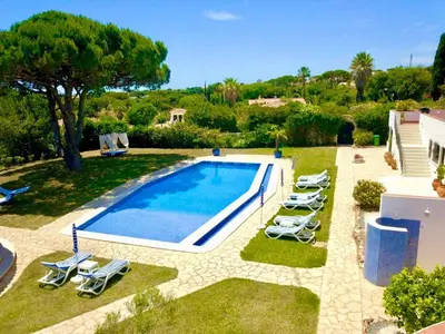 an overhead view of a swimming pool with lounge chairs at SOLAR Do MONTE 2 in Albufeira