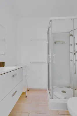 a bathroom with a glass shower and a toilet at T1 Edificio Loulé - centro de Vilamoura in Vilamoura