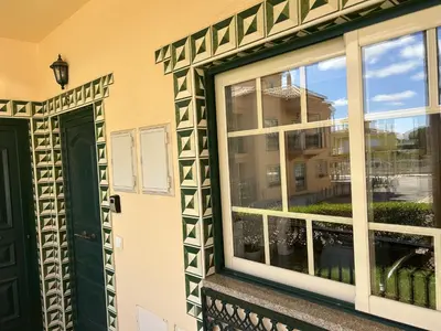 a house with a green door and a window at Moradia B - 200m da Praia da Oura - Leste in Albufeira