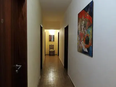 a hallway with a painting hanging on a wall at Residencial Espadinha in Quarteira