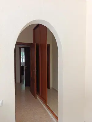 an archway with two doors in a hallway at Casa Gomez A in Albufeira