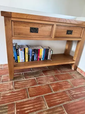 a book shelf with books on it on a floor at Casa da Parreira in Loulé