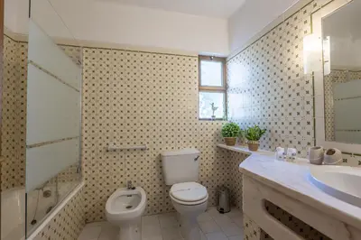 a bathroom with a toilet and a sink at Apartamento de 2 quartos Hibiscus 40A na Praia de Sao Rafael - Albufeira, Algarve in Albufeira
