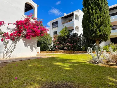 a villa with a garden and flowers at Apartamento de 2 quartos Hibiscus 40A na Praia de Sao Rafael - Albufeira, Algarve in Albufeira
