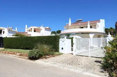 a white gate in front of a house at Villa Vilamoura, piscina privada in Quarteira
