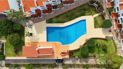 an overhead view of a swimming pool in a house at Apartamento Condomínio Montechoro by CM Properties in Albufeira