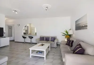 a white room with a bed and a kitchen at Algarve Paraíso Casa Solimô in Bicas