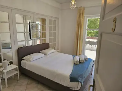 a bedroom with a bed and a window at Blife Luya private rooms in Faro