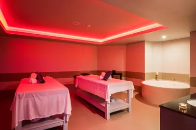 a room with two beds and a bath tub at Hotel Vila Galé Cerro Alagoa in Albufeira