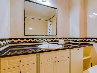 a bathroom with a sink and a mirror at Apartamento Alvaflor com Piscina – Vilamoura in Quarteira