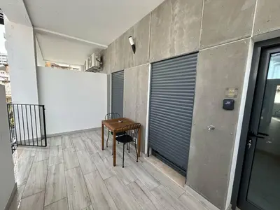 a room with a table and a wall with doors at Casa Jonhy in Faro
