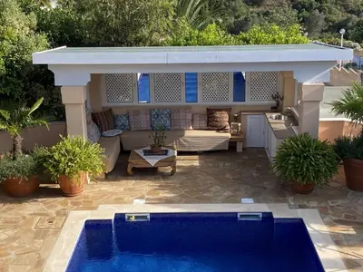 a backyard with a swimming pool and a villa at Traumhaft schöne Villa mit Pool und Meerblick in Albufeira