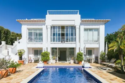 a white house with a swimming pool in front of it at Traumhaft schöne Villa mit Pool und Meerblick in Albufeira