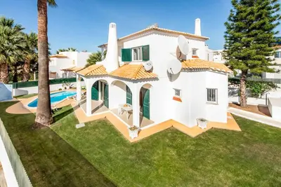 an aerial view of a villa with a swimming pool at Villa Julia Gale in Guia