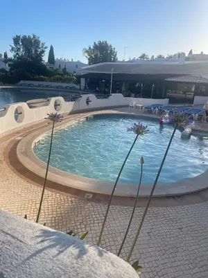 a large swimming pool in a resort at Apartamento em São Rafael in Albufeira