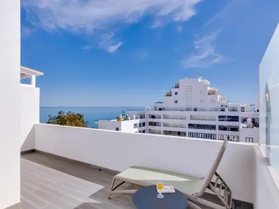a balcony with a chair and a view of the ocean at Penthouse T4 com Vista Mar em Quarteira in Quarteira