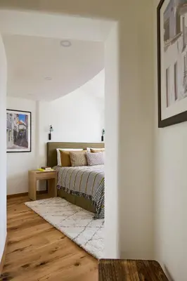 a bedroom with a bed and a rug at Casa Rosa dos Ventos in Guia