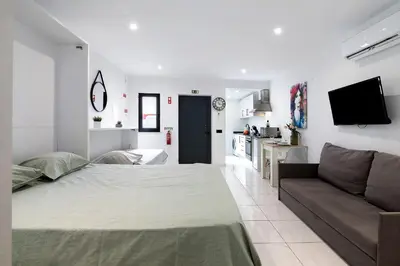 a living room with a bed and a couch at Mi Casa Es Su Casa Nº1 in Albufeira