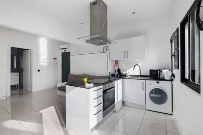 a kitchen with a washing machine and a washer at Mi Casa Es Su Casa Nº3 in Albufeira