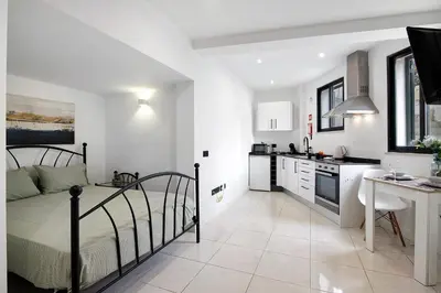a kitchen and a bedroom with a bed in a room at Mi Casa Es Su Casa Nº2 in Albufeira