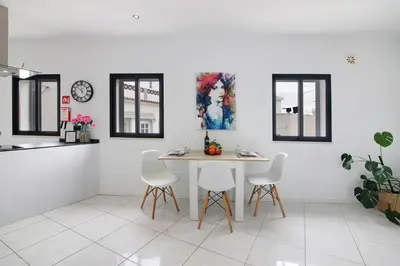 a dining room with a table and white chairs at Mi Casa Es Su Casa Nº4 in Albufeira