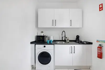 a kitchen with a washing machine and a sink at Mi Casa Es Su Casa Nº4 in Albufeira