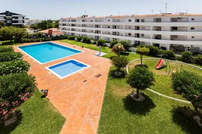 an overhead view of a swimming pool in front of a building at O Canto do Oceano T2 Albufeira in Albufeira