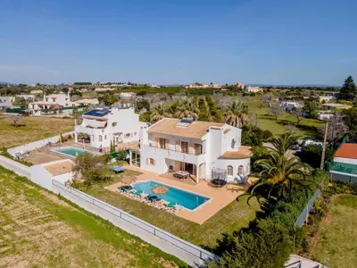 an aerial view of a house with a swimming pool at Villa Paradis Paraiso com piscina privada em Albufeira in Albufeira