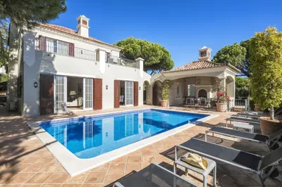 an exterior view of a house with a swimming pool at Belinha - PINHEIROS ALTOS in Ludo