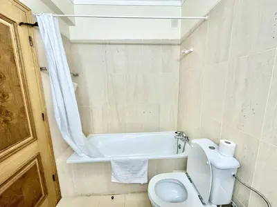 a bathroom with a toilet and a bath tub at Apartamento 10 min da praia in Albufeira