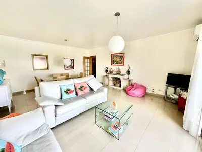 a living room with a couch and a table at Apartamento 10 min da praia in Albufeira