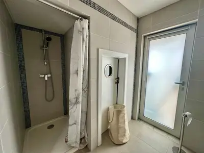 a bathroom with a shower and a shower curtain at Casa Vila Real in Mem Moniz