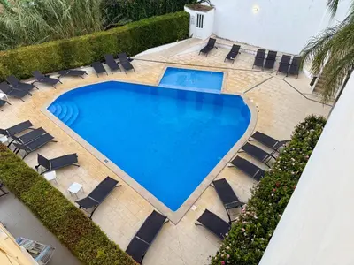 an overhead view of a swimming pool with lounge chairs at Apartamento Flor de Amendoeira Garden in Albufeira